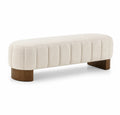 Banco tapizado en tela beige con patas de madera